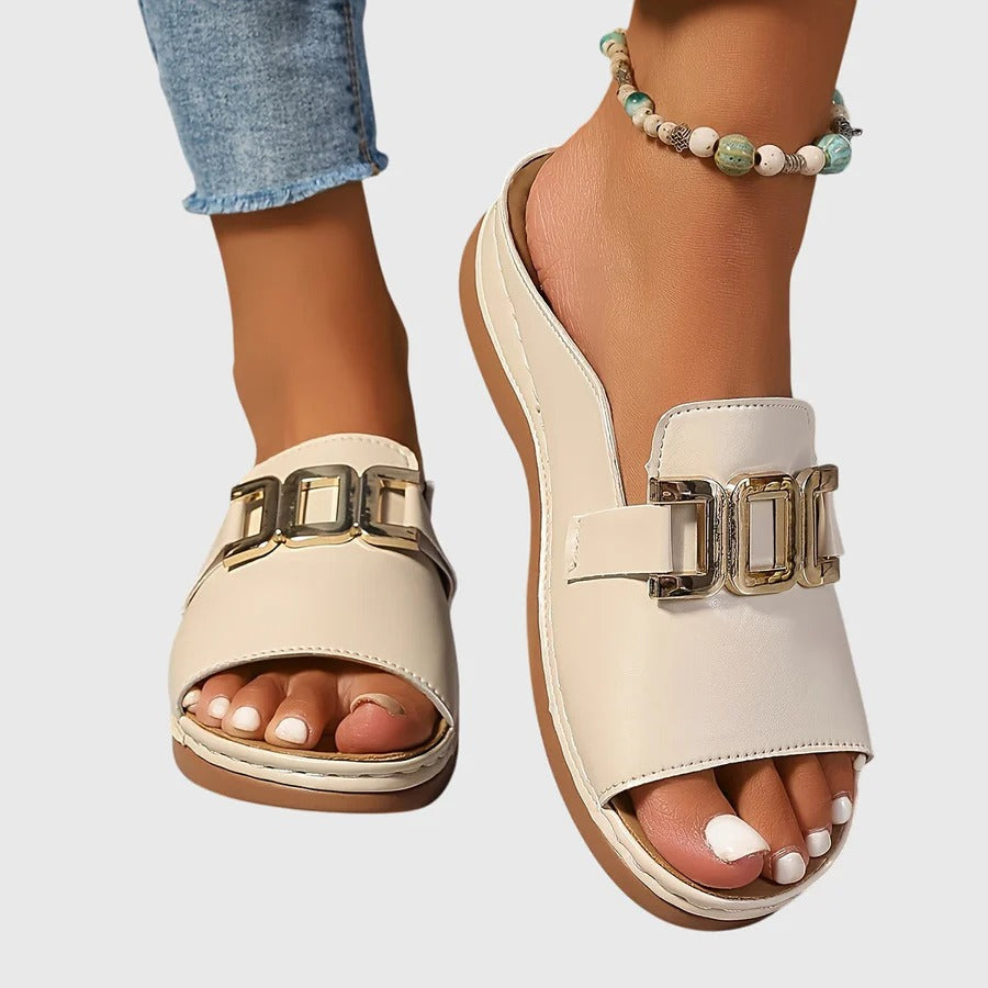 Betania™ | Sandalia de hebilla dorada