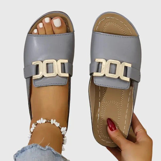 Betania™ | Sandalia de hebilla dorada