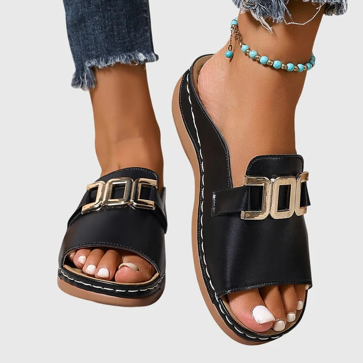 Betania™ | Sandalia de hebilla dorada