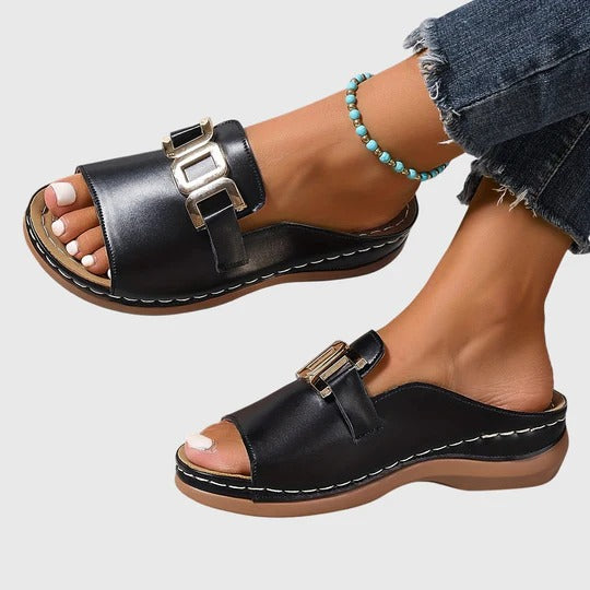 Betania™ | Sandalia de hebilla dorada